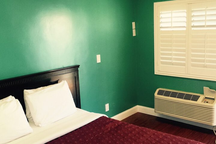 Room 12 of 25