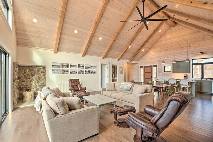 Secluded Kingfield Abode w / Idyllic Mtn Views