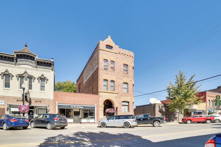 Yankton Apt: 1 Mi to Mount Marty University!
