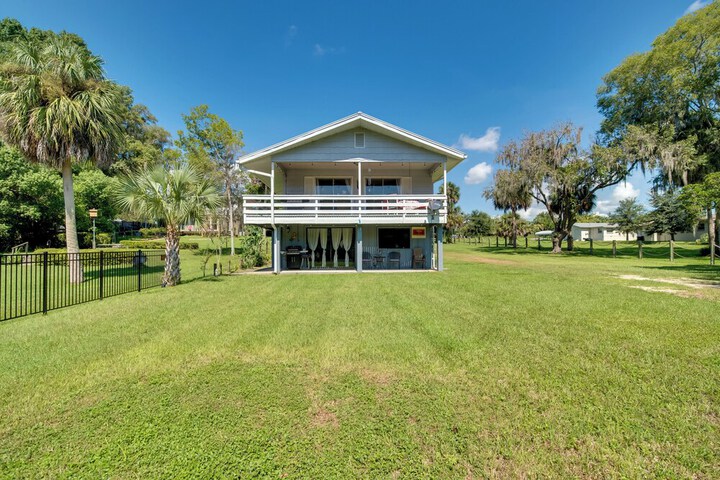Docks + Balcony: Peaceful River Abode in Dunnellon