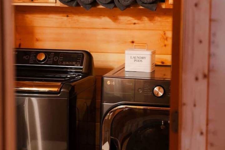 Sleeps 16! Luxury Cabin With Game Room & Hot Tub