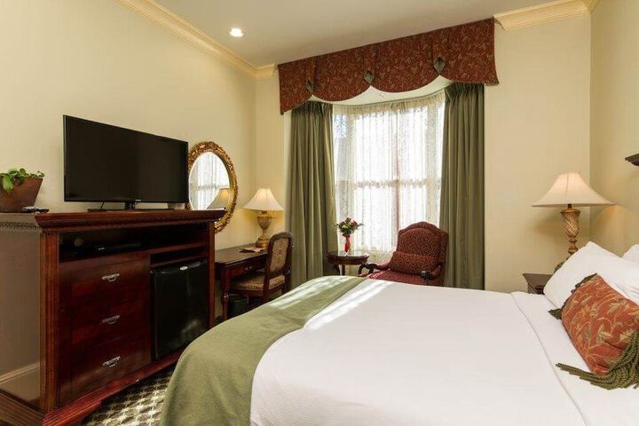 Room 6 of 28