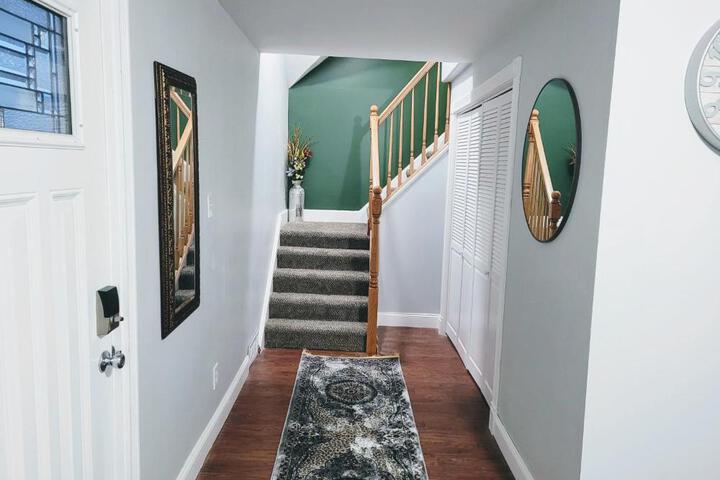 Nice house with private parking king bed fenced yard