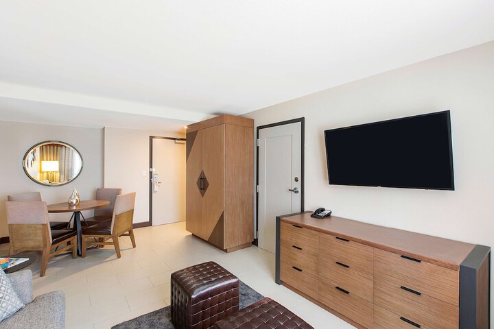 Room 13 of 32