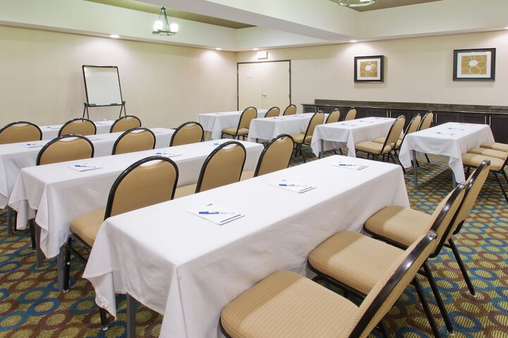 Holiday Inn Express Hotel & Suites Alvarado by IHG