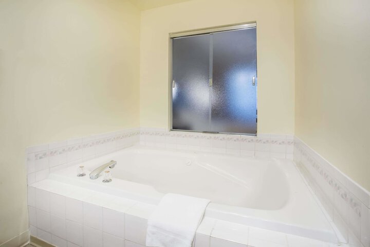 Days Inn by Wyndham Seattle Aurora