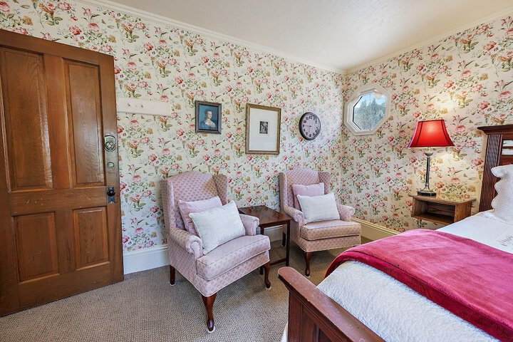 Room 104 of 152