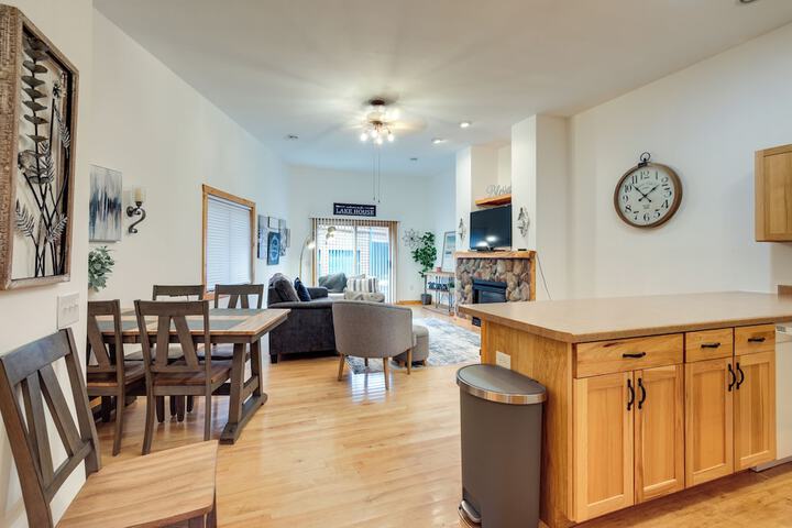 Lake Minocqua Condo w / Shared Fire Pit!