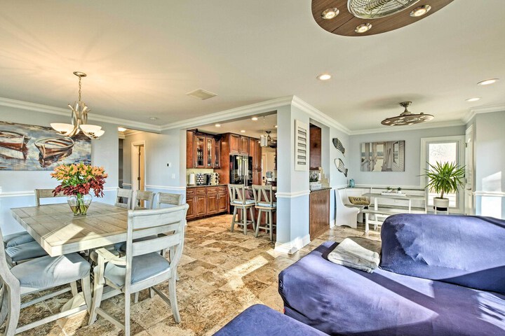 Lakefront Home w / Game Room Theater & Dock!