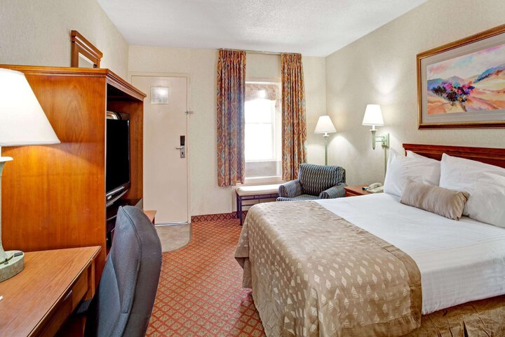 Room 10 of 16