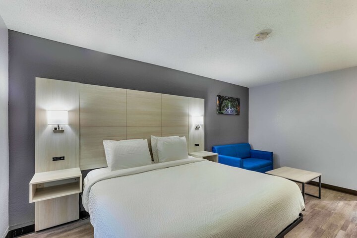 Room 9 of 26