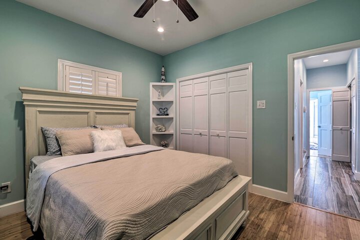Luxurious Waterfront Home w / Private Pier & Views!