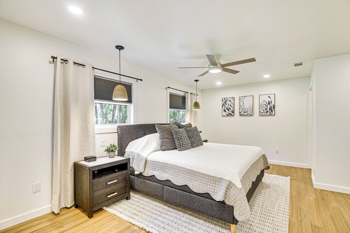 Charming Canalfront Retreat w / Double Boat Slip!