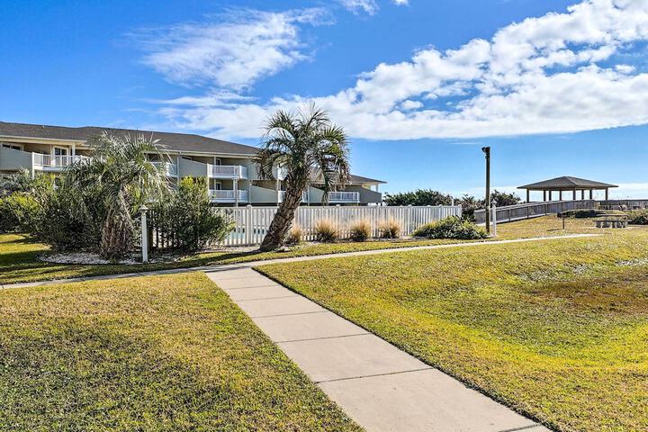 Oak Island Beachfront Condo w / Community Pool