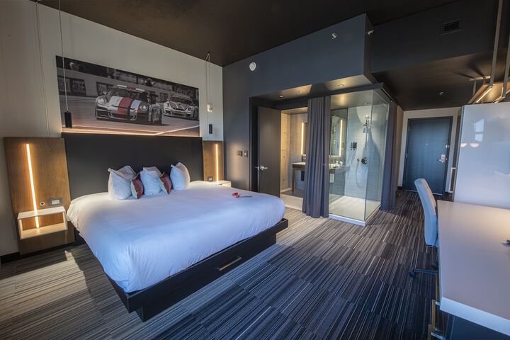 Room 27 of 61
