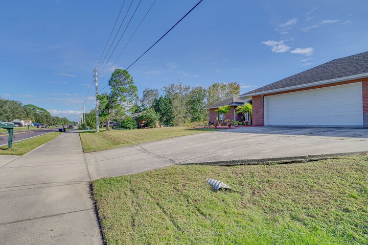 Sunny Palm Bay Home w / Screened Porch Near Beaches
