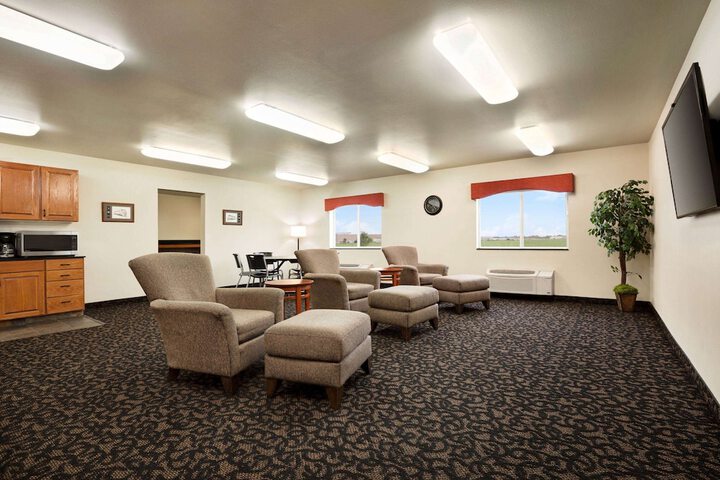 Lounge 33 of 38