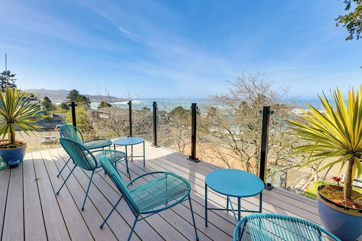 Scenic Depoe Bay Townhome w / Deck 1 Mi to Parks!