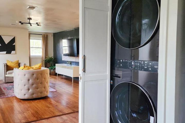 Chic Spacious Apt Near Attractions / Food/EWR/NYC