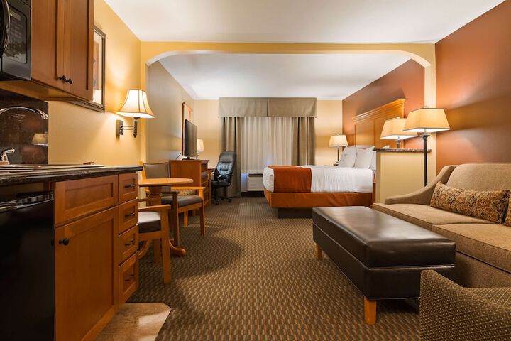 Best Western Plus Deer Park Hotel & Suites