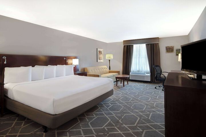 Room 33 of 82