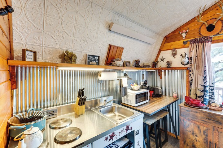 Tiny Cabin w / Outdoor Dining Area - Near Keystone!
