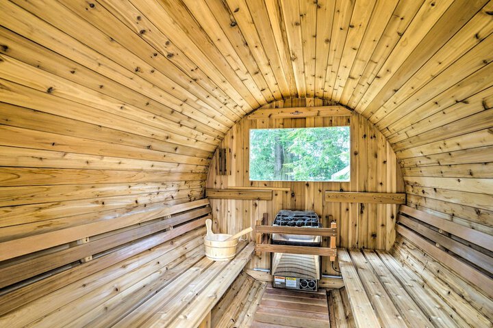 Heated Swim Spa! 15-acre Cabin on Skykomish River