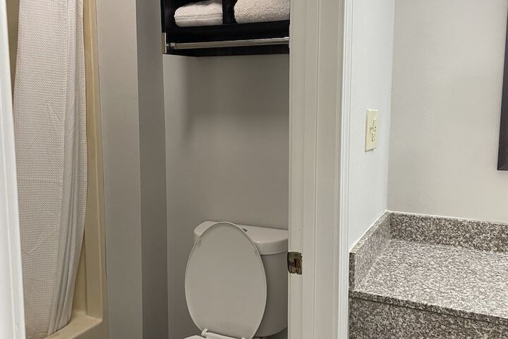 Room 10 of 16