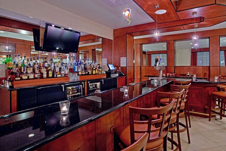 Lounge 24 of 28