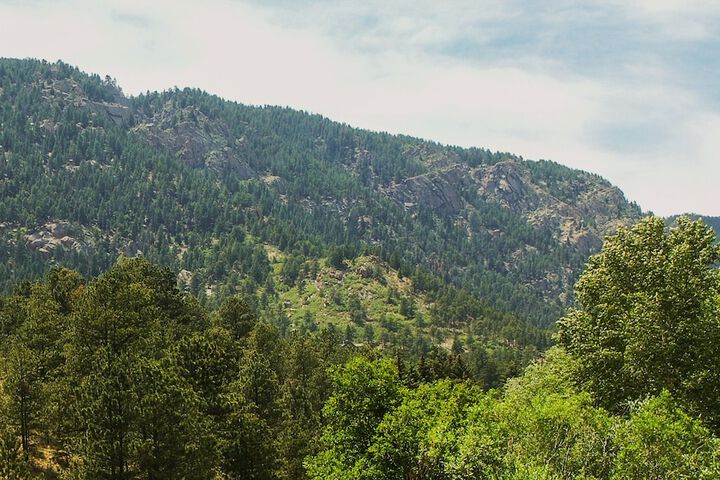 7 Bedroom on the Side of Pikes Peak on a Mountain Stream