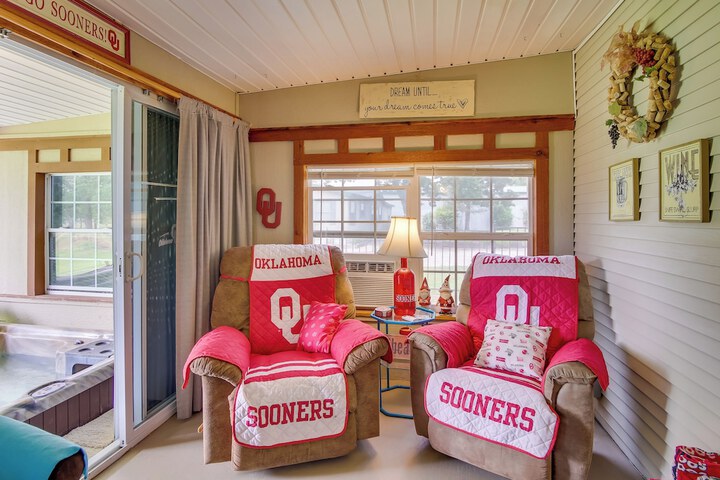 Cozy Lake Eufaula Hideaway w / Fire Pit & Hot Tub!