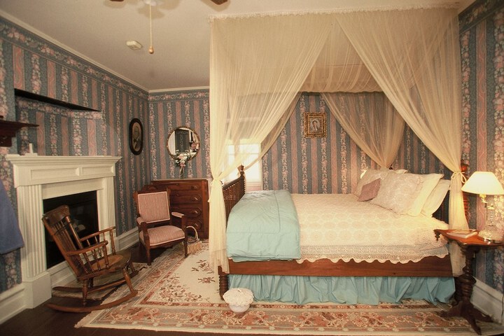 Garth Woodside Mansion B & B