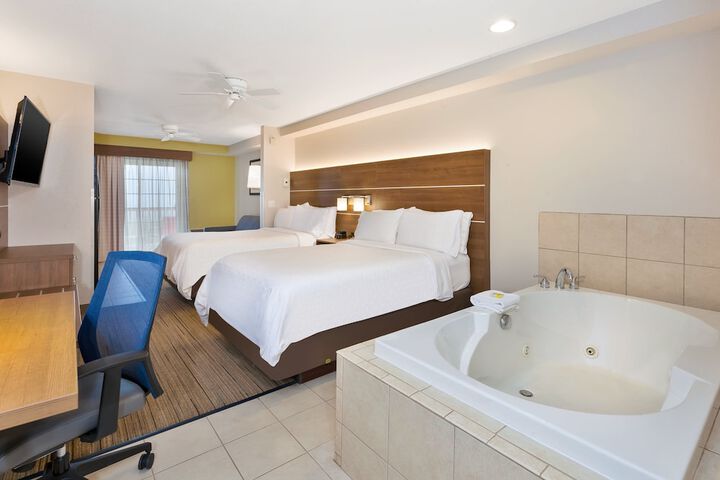 Holiday Inn Express & Suites Petoskey by IHG