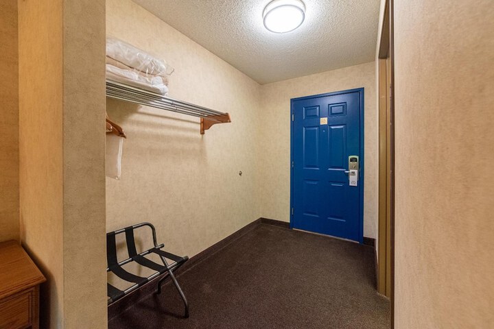 Room 28 of 32