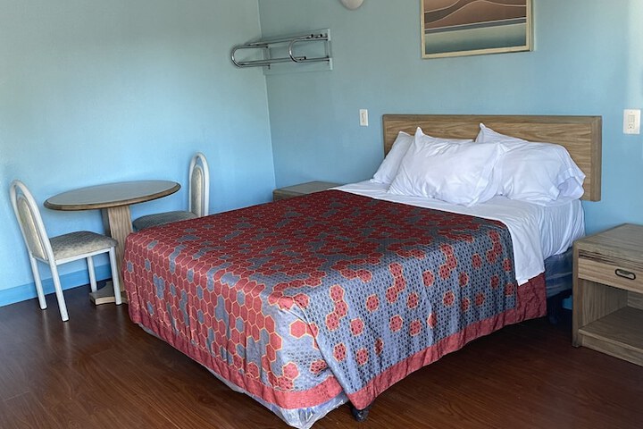 Room 5 of 10