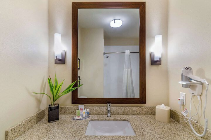 Comfort Inn & Suites Salina North