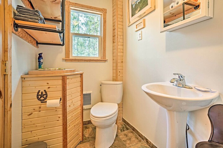High Lakes Hideaway: La Pine Fishing Cabin!