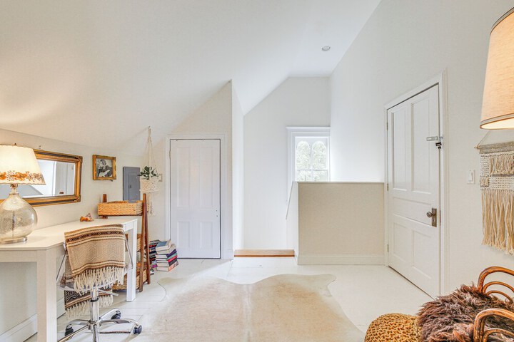 Walk to Downtown: Pet-friendly Millerton Home!
