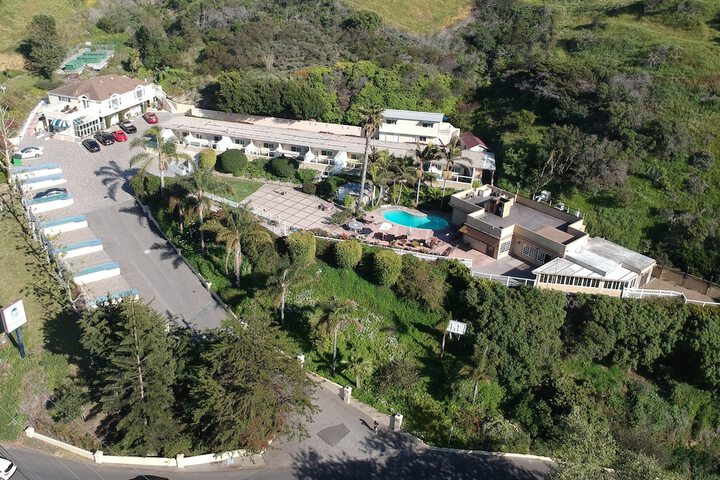 Malibu Country Inn