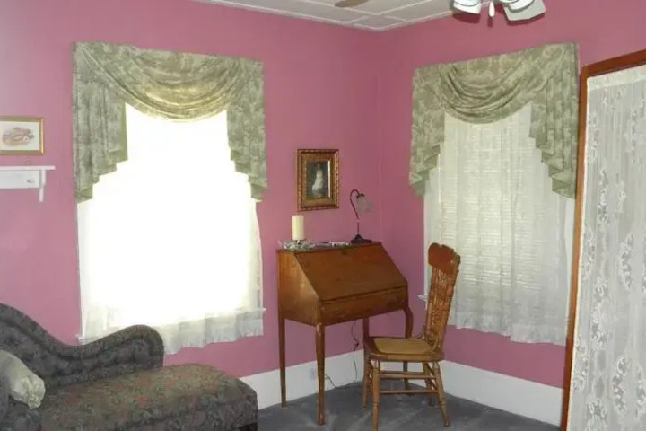 SOMEWHERE INN TIME BED & BREAKFAST