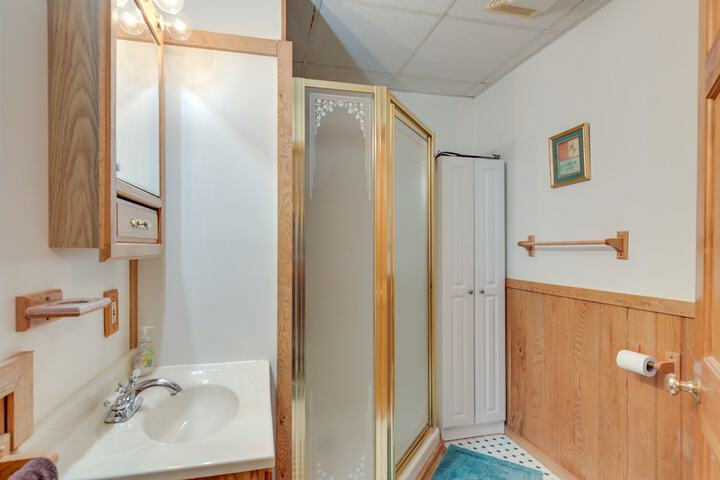 Lakefront Rhinelander Retreat w / Private Hot Tub!