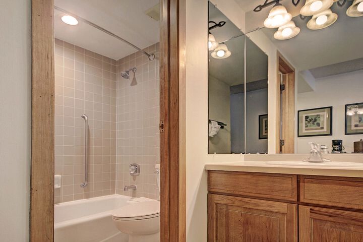 VS645H Village Square 1Br 1Ba Hotel Room
