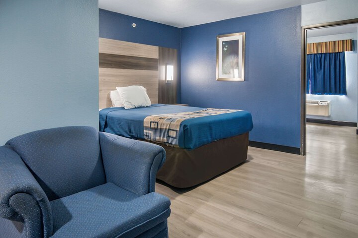 Room 17 of 28