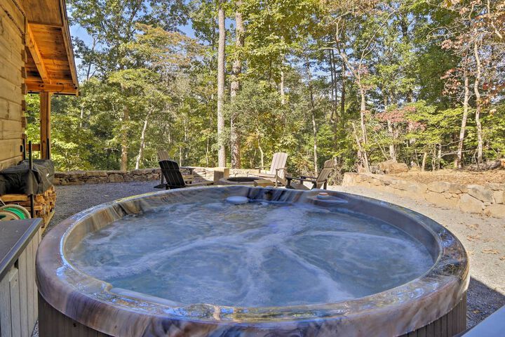Coosawattee River Resort Cabin w / Private Hot Tub!