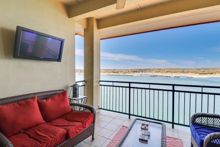 Top-floor Lake-view Condo w / Boat Dock Access