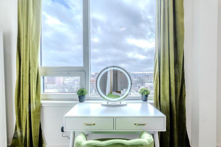 Emerald Escape Free Parking, 2 Bath, Sleeps 8 Near American Dream and The Airport, King Bed and 2 Queen Beds, Washer and Dryer