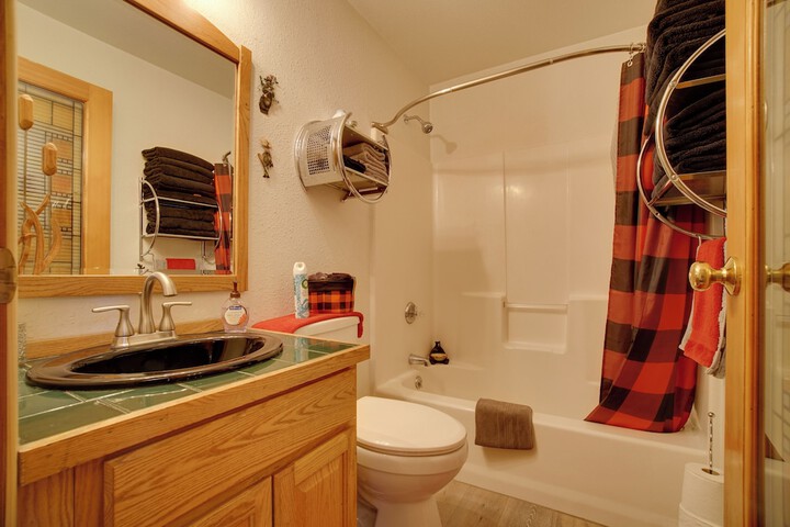 Donnelly Cabin w / Private Deck: Near Lake Cascade!