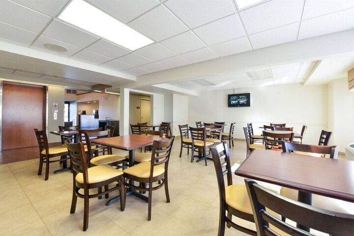 SLEEP INN & SUITES RIVERFRONT