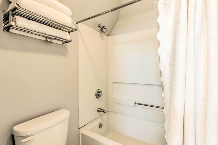 Lovely Norwich Villa on Golf Course w / Amenities!