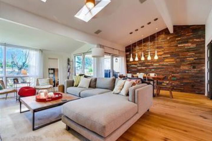 Newly remodeled Beach 2 Br condo by RedAwning
